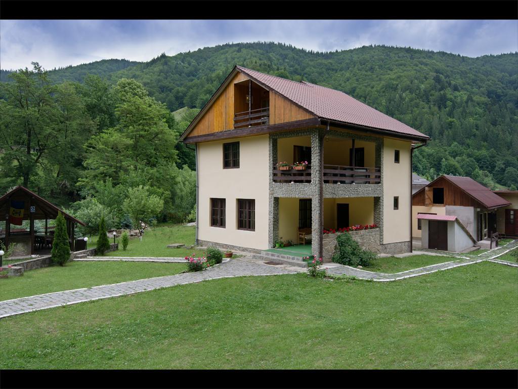 Pensiunea Bobu Hotel Izvoru Muntelui Ngoại thất bức ảnh